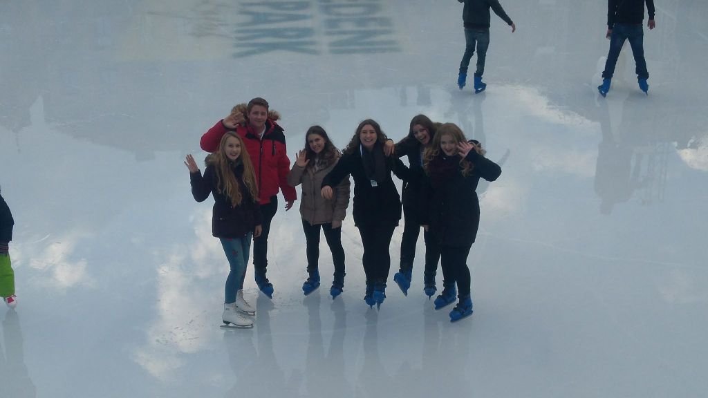 2563737117105495456865441754496