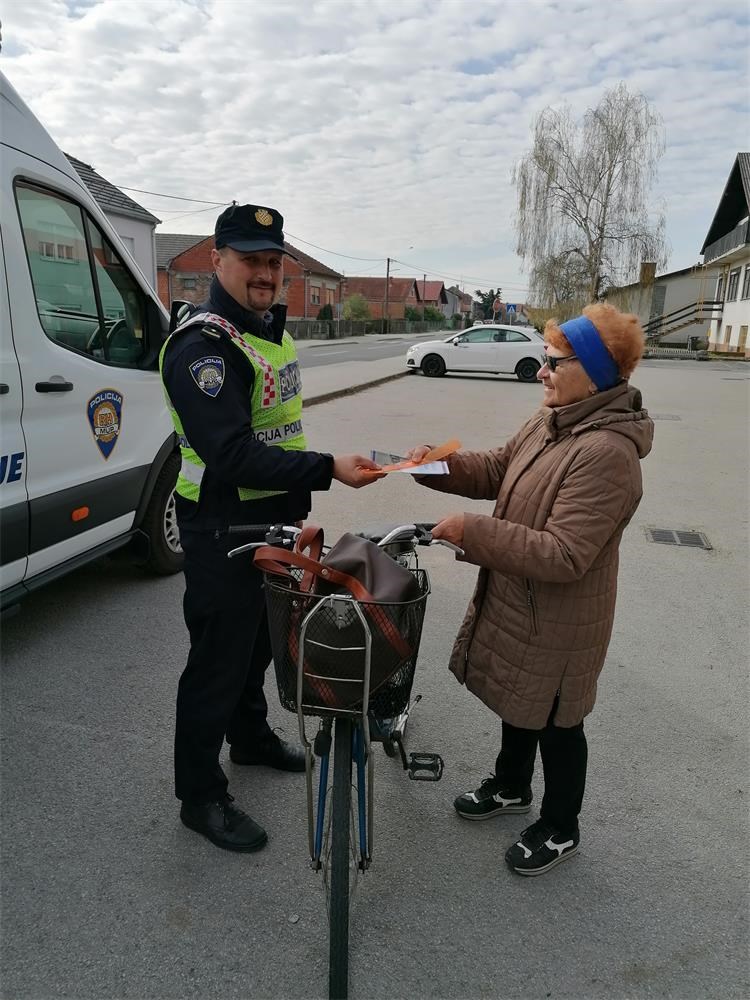 PREVENTIVNA AKCIJA Međimurska policija pješacima i biciklistima dijelila reflektirajuće trakice i letke