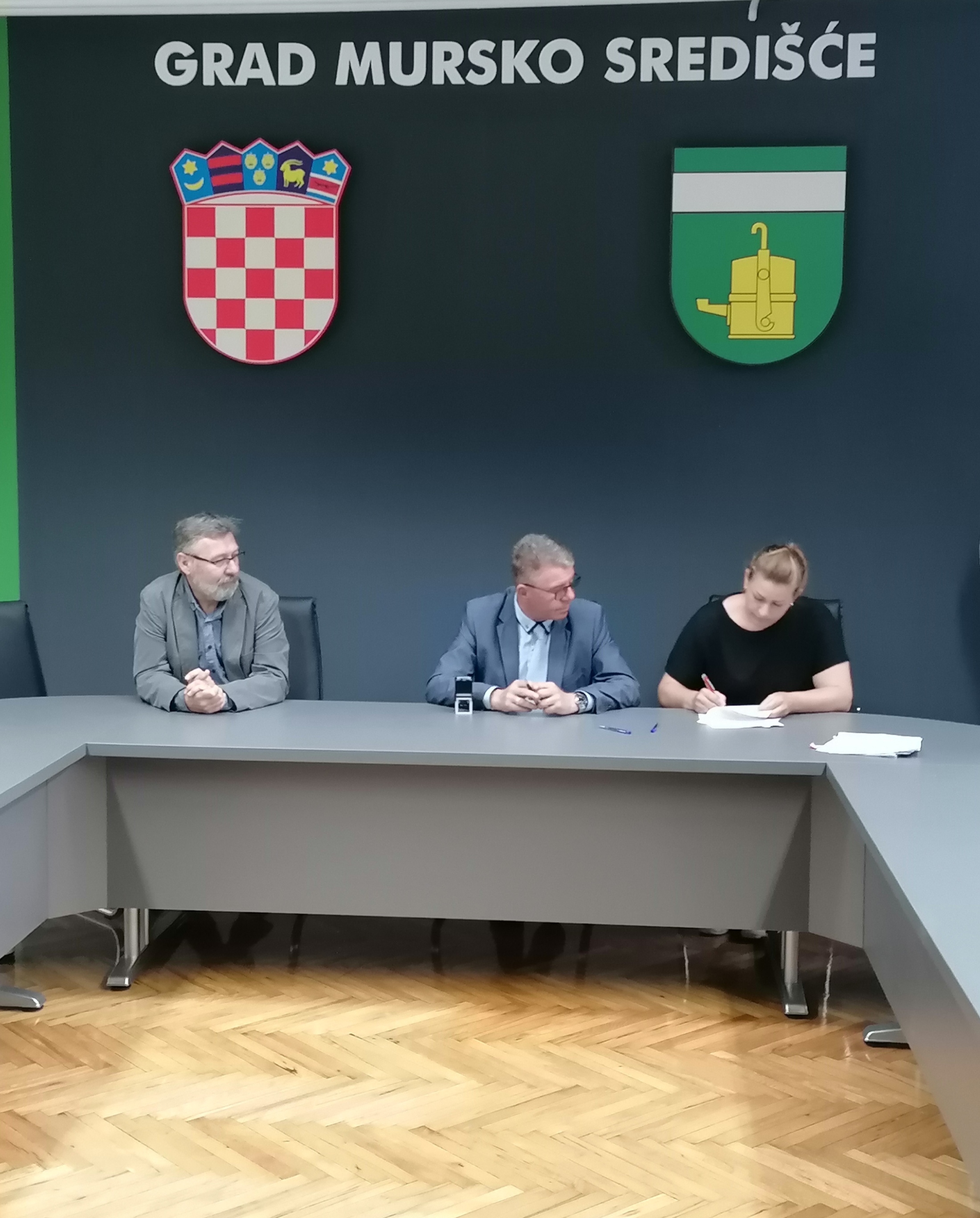 Potpisani ugovori o dodjeli poticaja za uređenje nekretnina na području Grada Mursko Središće   	Početkom siječnja ove godine Grad je raspisao Javni natječaj za dodjelu poticaja za uređenje nekretnina, a pravo na ostvarivanje poticaja imali su vlasnici ne