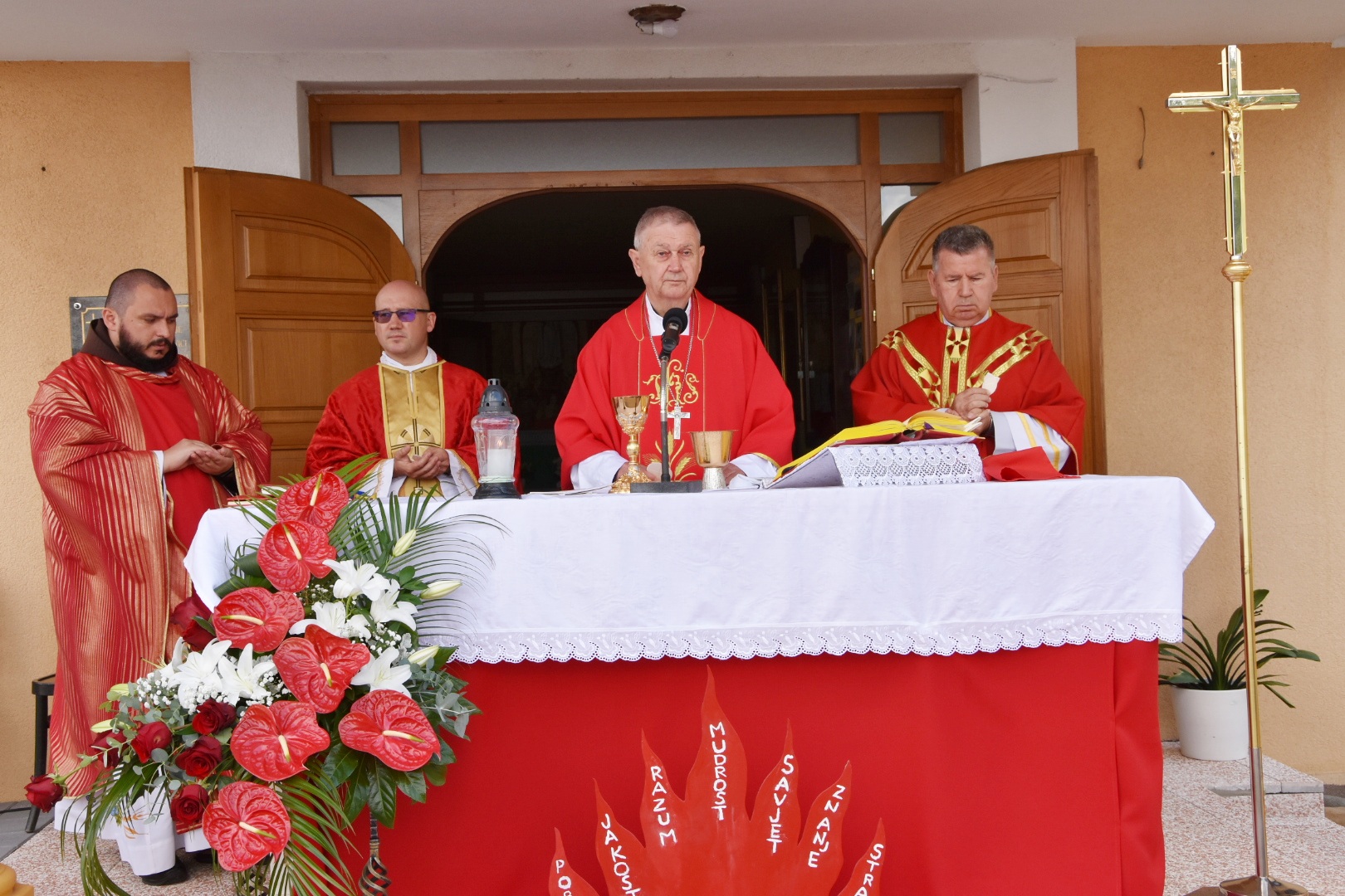 Sveta potvrda u Orehovici: Krizmanicima sakrament podijelio biskup u miru mons. Josip Mrzljak Sveta potvrda u Orehovici: Krizmanicima sakrament podijelio biskup u miru mons. Josip Mrzljak