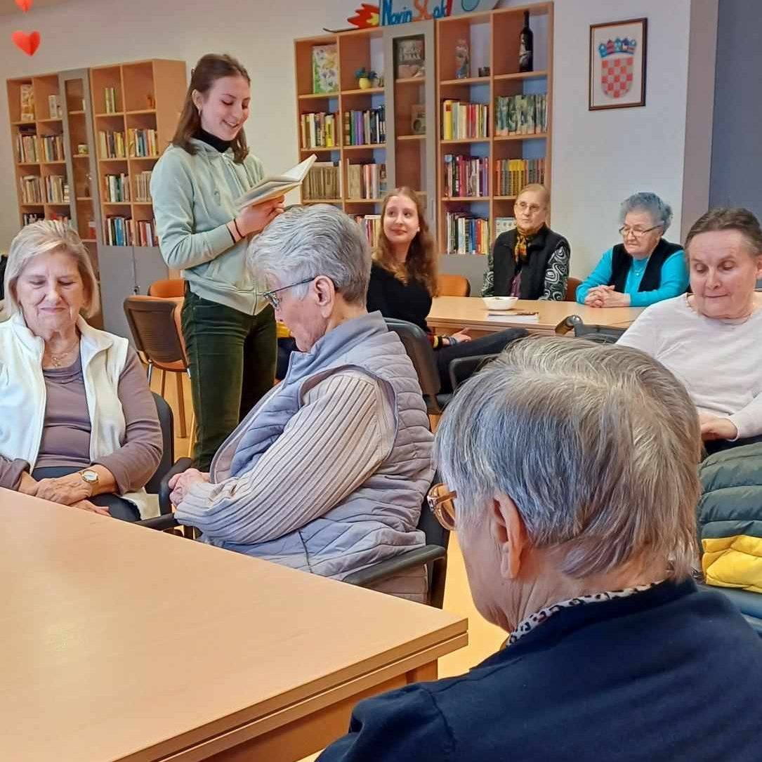KLUB UNUKA Gimnazijalke održale književnu radionicu starijim osobama