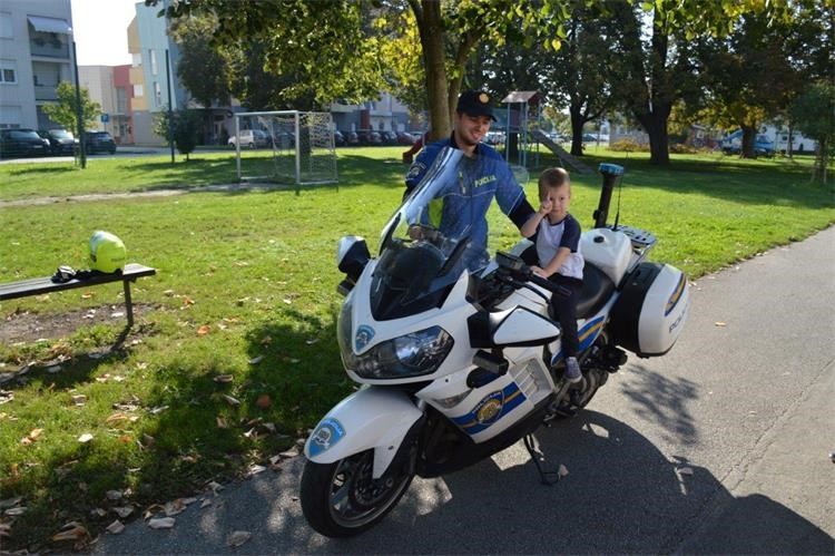 Policijski motociklist, vrtić Pčelice