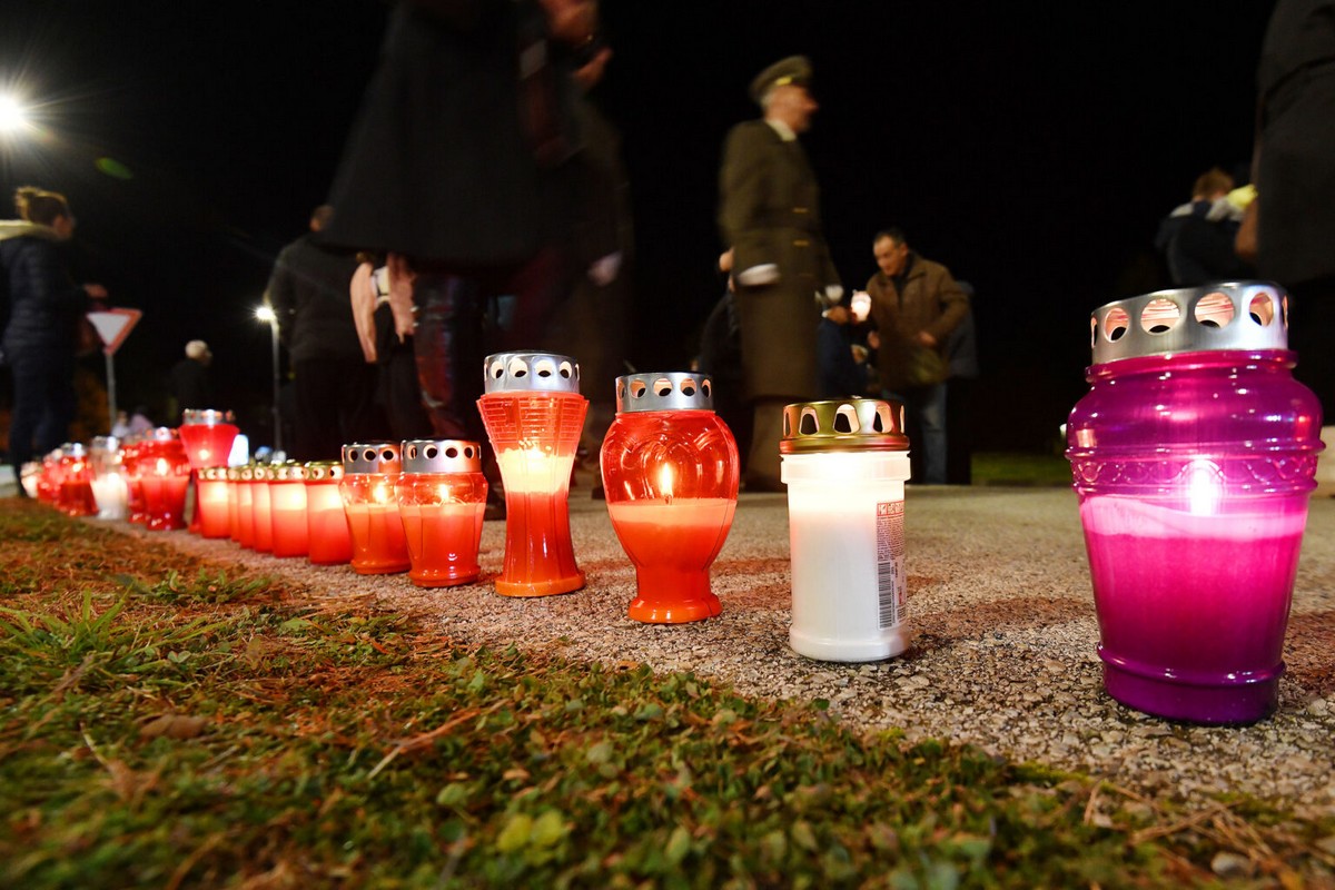 DAN SJEĆANJA Čakovec se i ove godine dostojanstveno prisjetio žrtava Vukovara i Škrabrnje te obljetnice pogibije Nikole VII. Zrinskog DAN SJEĆANJA Čakovec se i ove godine dostojanstveno prisjetio žrtava Vukovara i Škrabrnje te obljetnice pogibije Nikole VII. Zrinskog