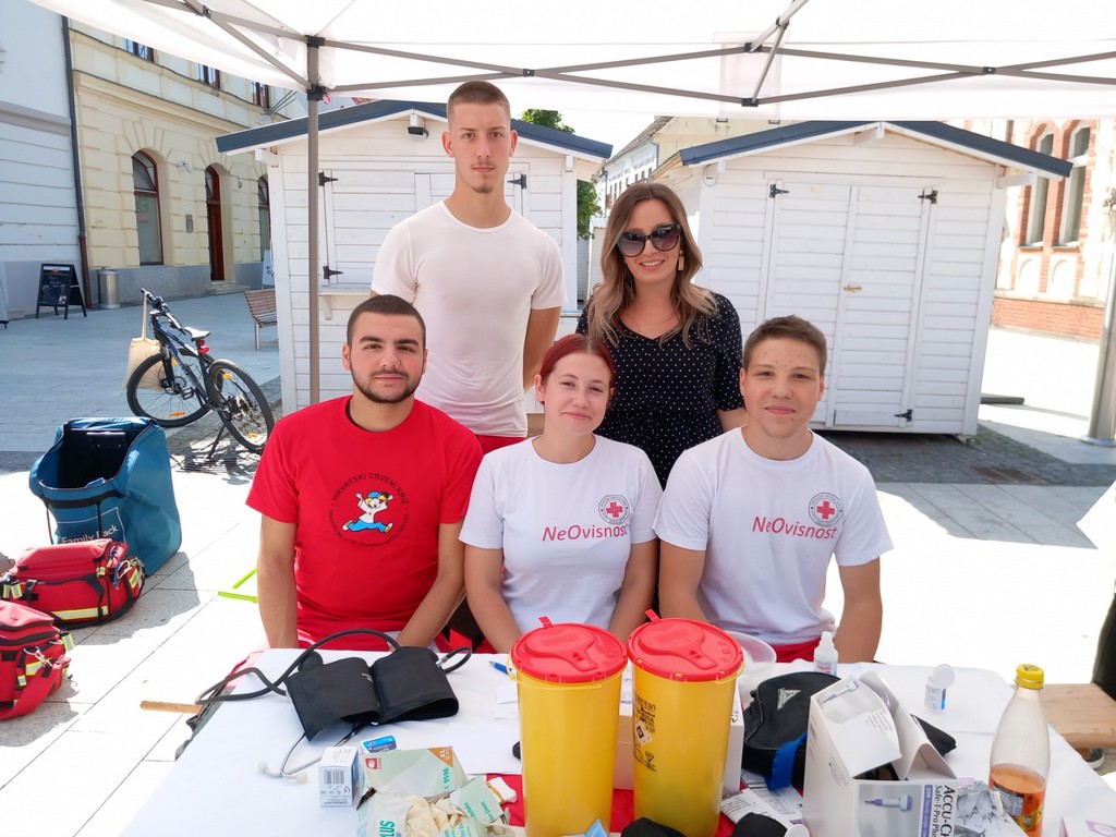 SRCE OD ZLATA Niko, Laura i Ivor, učenici Srednje škole Čakovec, humani volonteri Gradskog društva Crvenog križa Čakovec SRCE OD ZLATA Niko, Laura i Ivor, učenici Srednje škole Čakovec, humani volonteri Gradskog društva Crvenog križa Čakovec