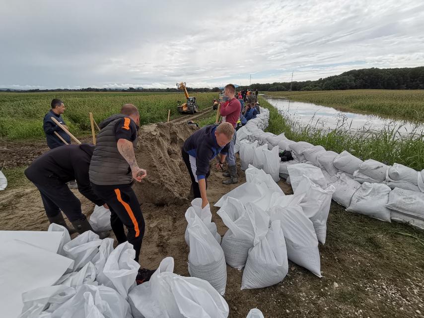 VIDEO I FOTO Složna ekipa ojačava nasip – voda je zaprijetila prelijevanjem prema Pušćinama