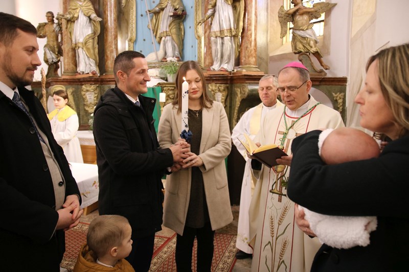 Biskup Radoš krstio peto dijete obitelji Spajić iz Svetog Martina na Muri