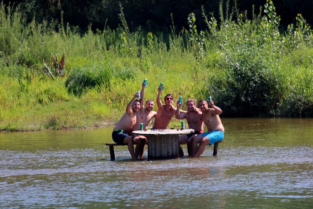 Međimurke i Međimurci spas od ljetnih vrućina potražili uz rijeku Dravu