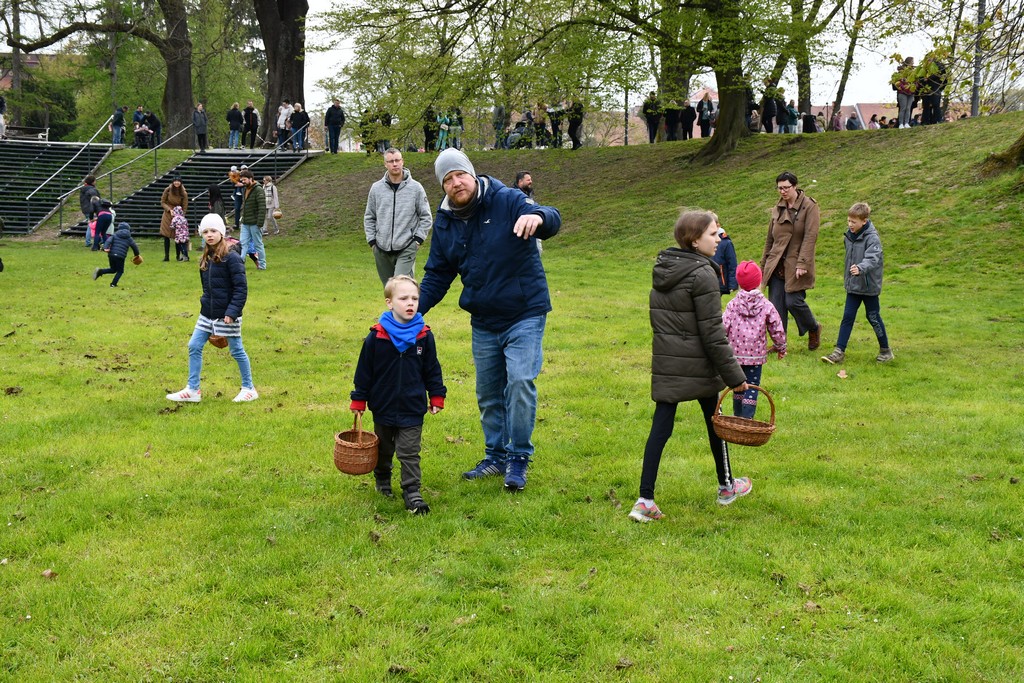 VIDEO I FOTO Potraga za uskrsnim jajima u Perivoj Zrinskih privukla mnoštvo mališana