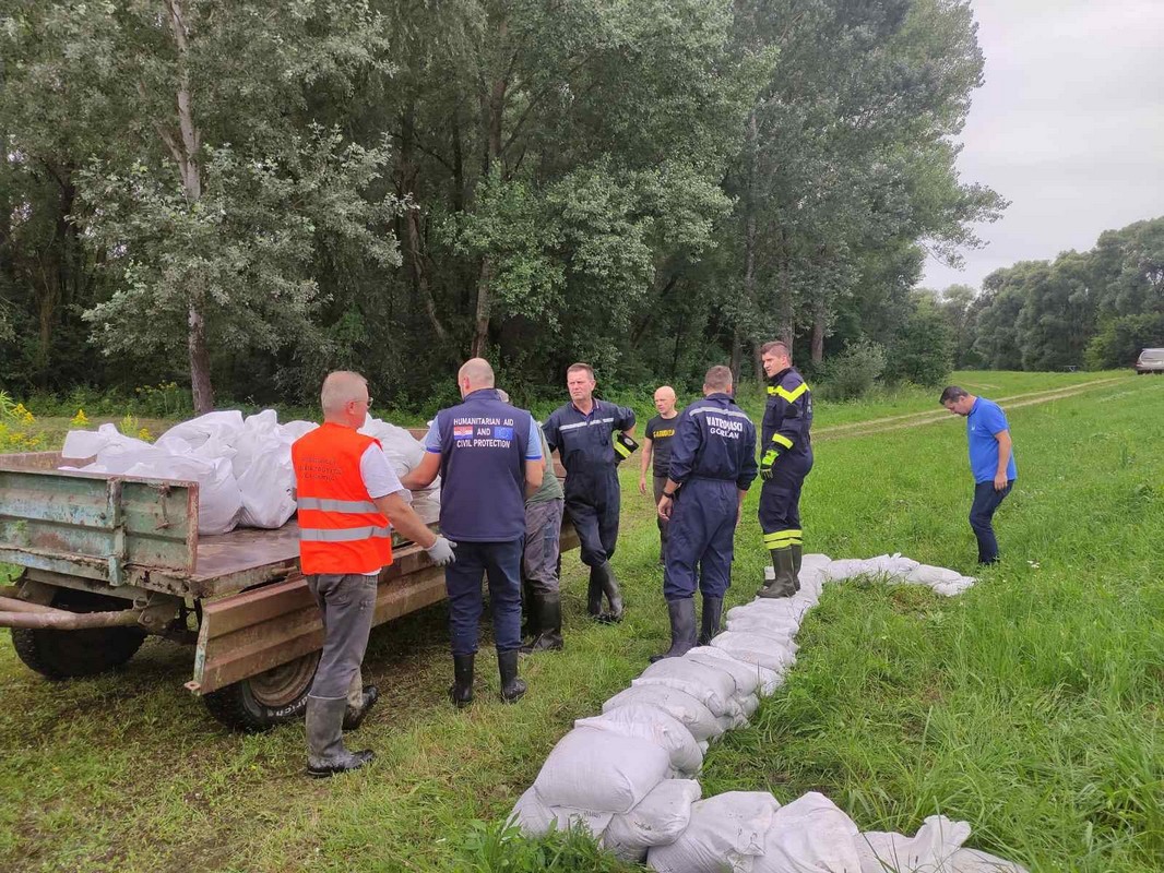 FOTO Napravljen je obilazak cijelog nasipa i dalje nema opasnosti za Goričan FOTO Napravljen je obilazak cijelog nasipa i dalje nema opasnosti za Goričan