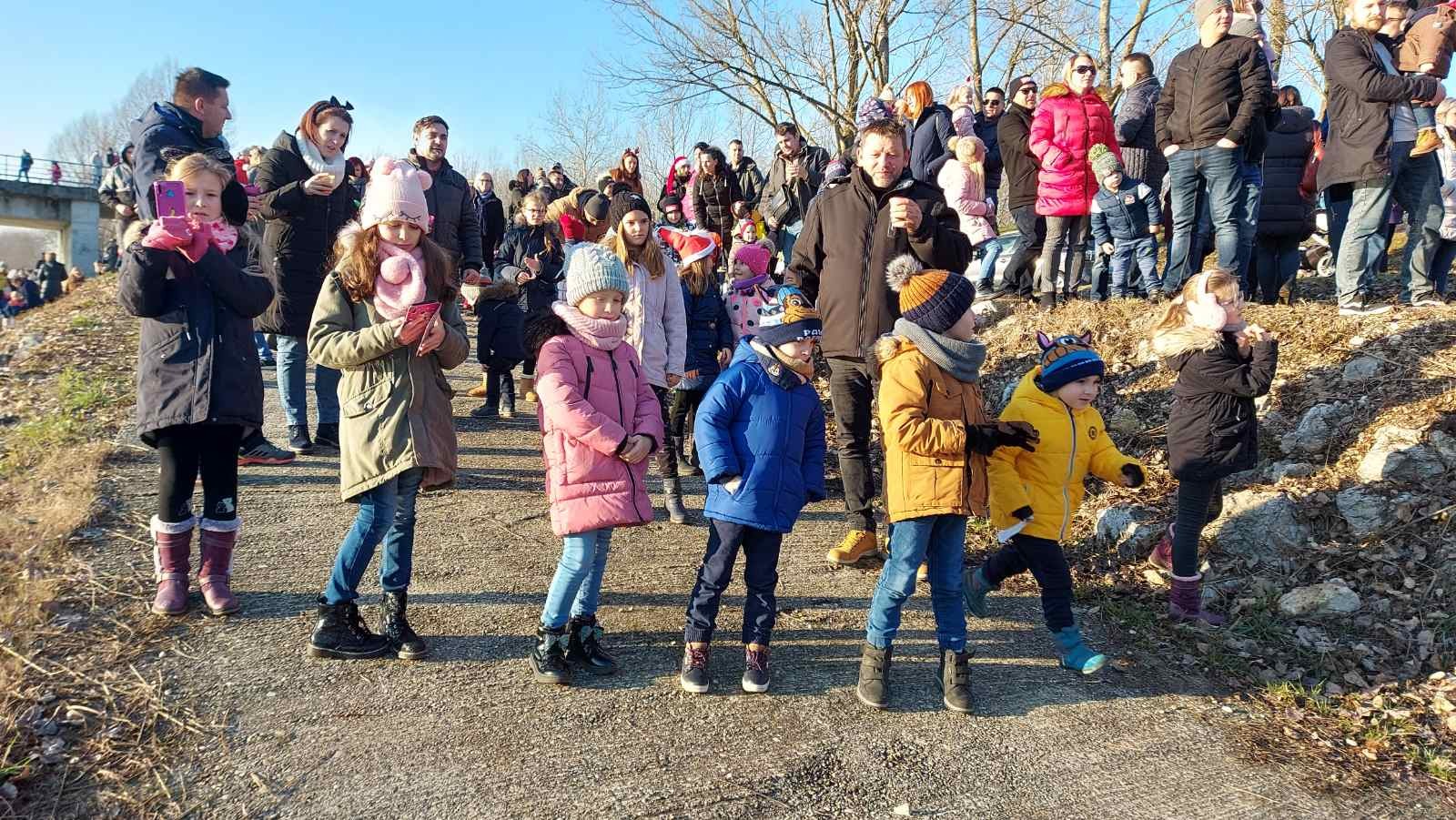 U Donji Vidovec stigli zlatomrazevi u čamcima s čak 300 poklona!