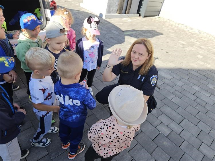 FOTO Policajka Margareta-Martina Cvetković posjetila DV ‘Jurovska pčelica’