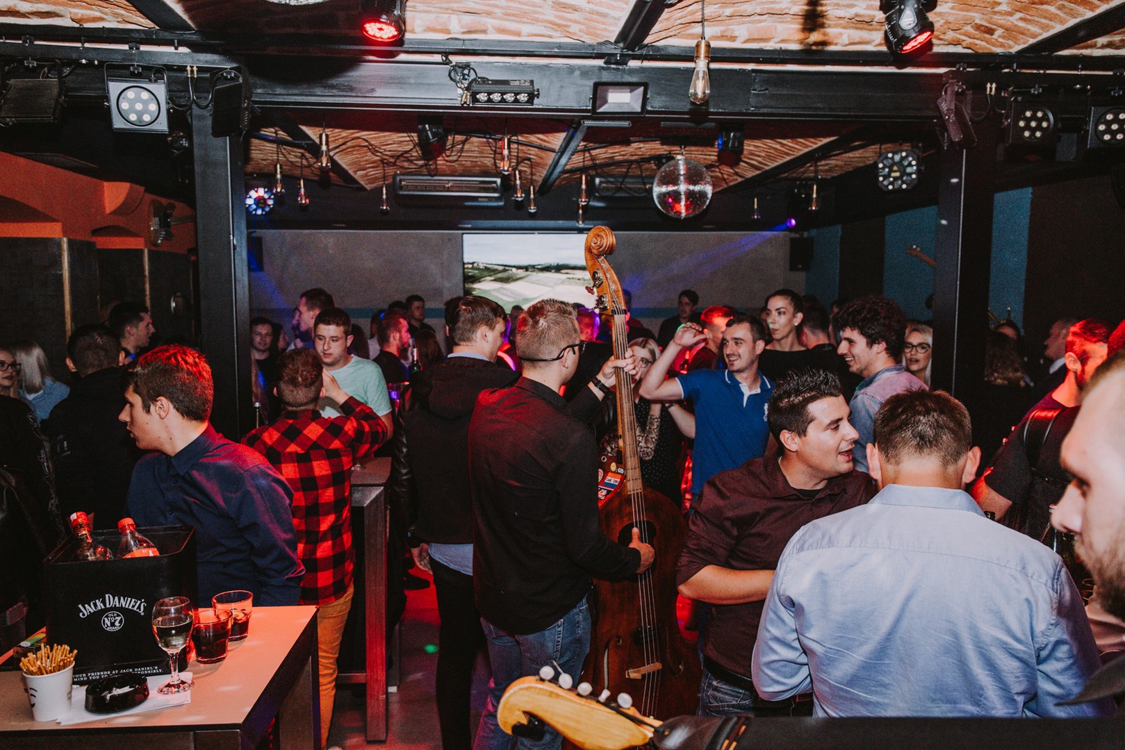 Odlična zabava na Podrumarenju uz TS Kumovi i Vina Tomšić