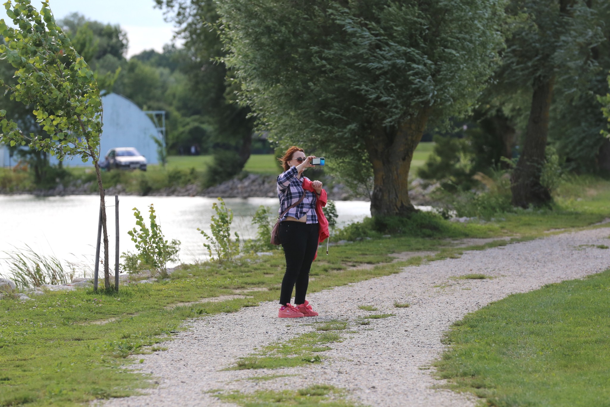 Vjetrovit, ali topao dan mnogi su iskoristili za šetnju preloškom Marinom