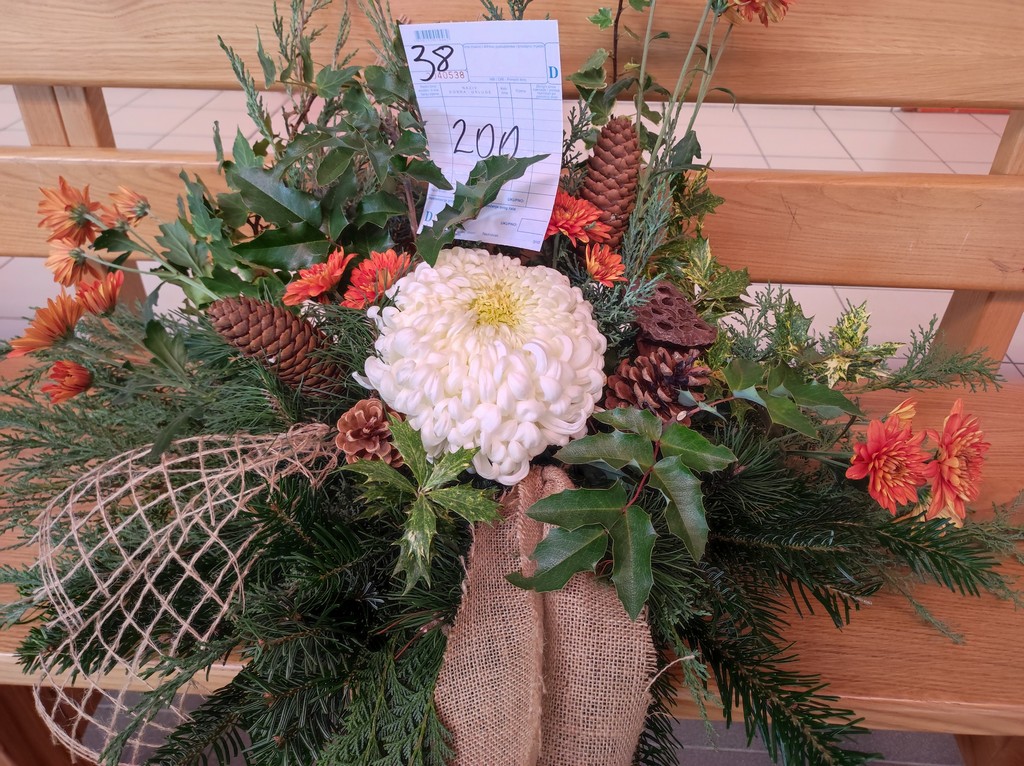 PRIGODNI ARANŽMANI Prodajna izložba aranžmana uoči Svih svetih u holu Gospodarske škole