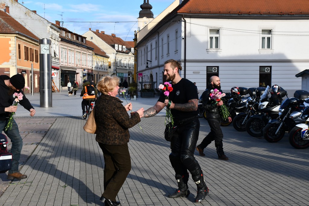 Free riders Pikač u centru Čakovca podjelom karanfila obradovali brojne žene