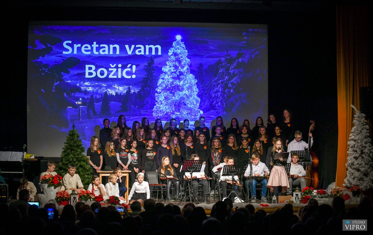 FOTO Osnovna škola Prelog predivnom priredbom sugrađanima uljepšala adventsko vrijeme