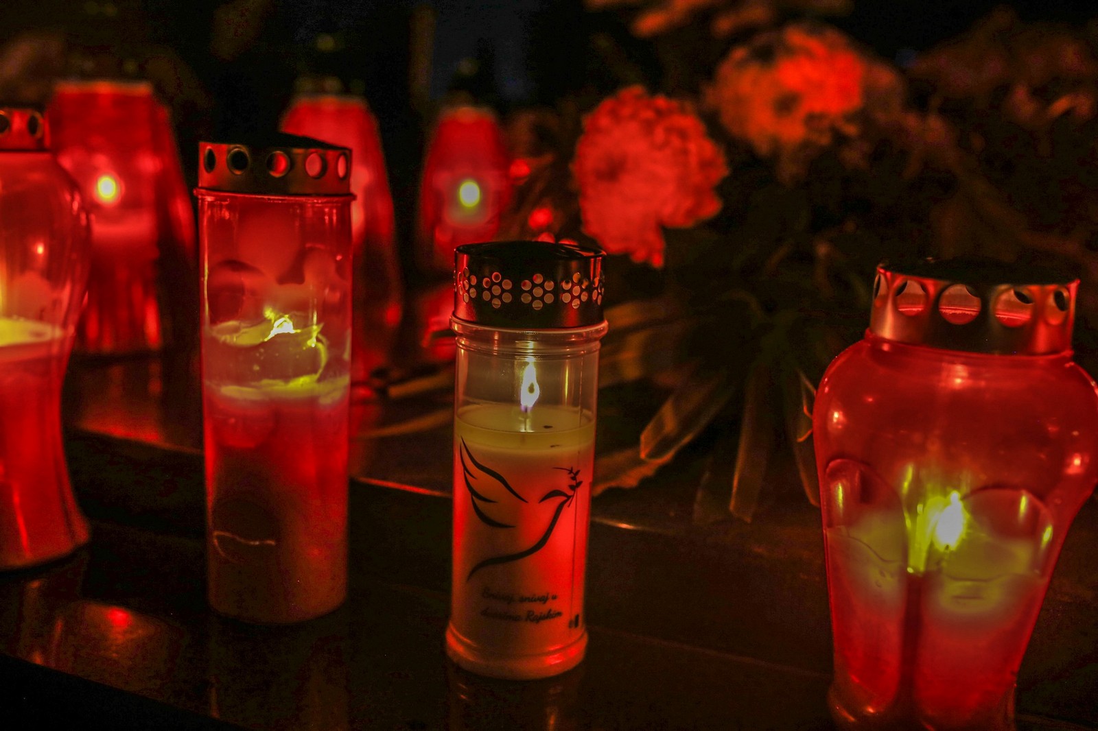 FOTOGALERIJA Stotine sitnih plamenova osvijetlilo je groblje u Čakovcu