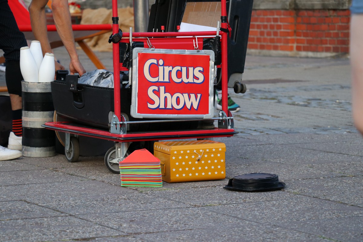 FOTO Prvi dan Porcijunkulovog započeo spektakularnim artističkim showom – “Dangerous Show” Cirkerosa Cirkusa