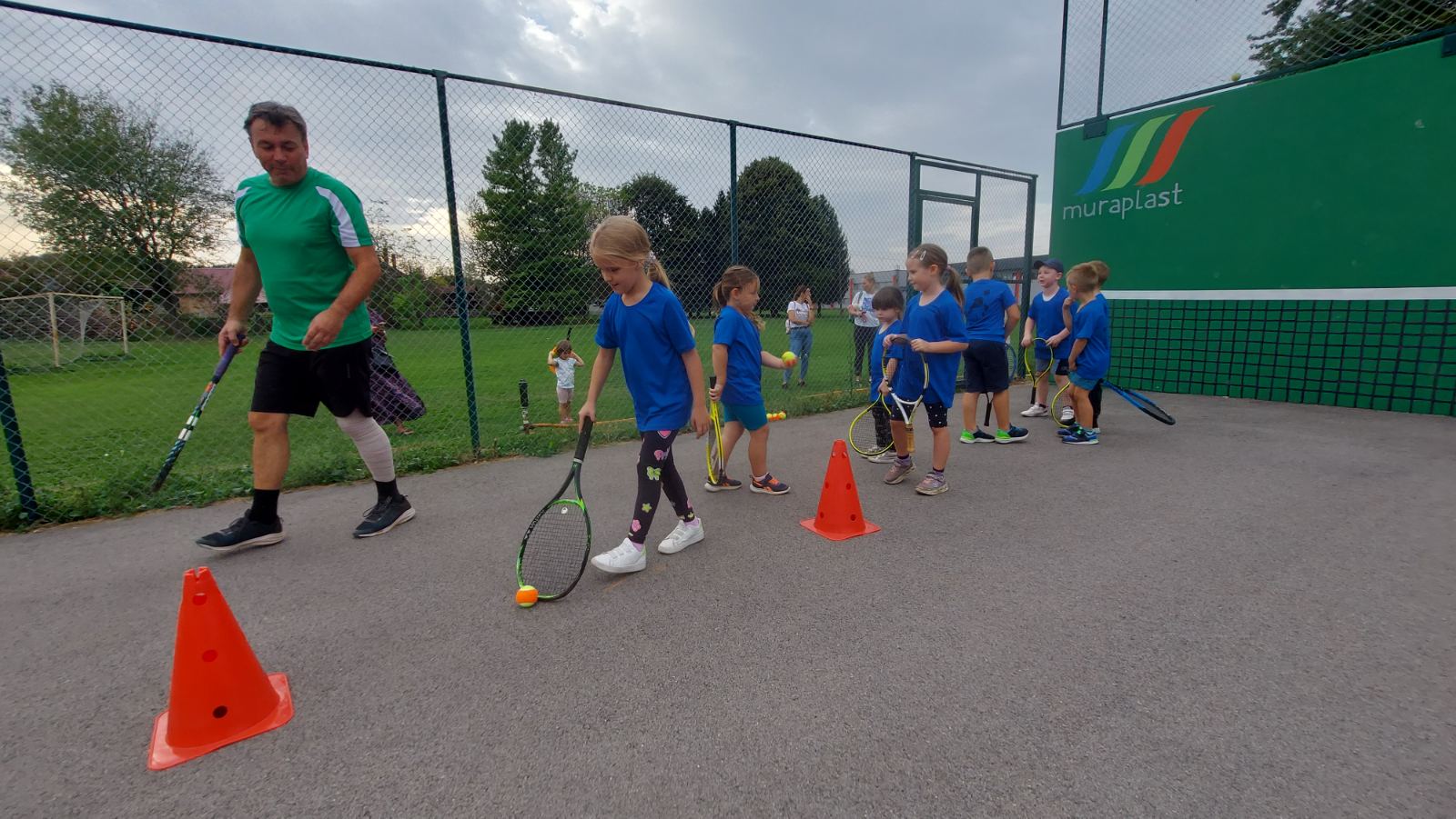 MLADI DOBRAVSKI SPORTAŠI Djeca učila igrati tenis