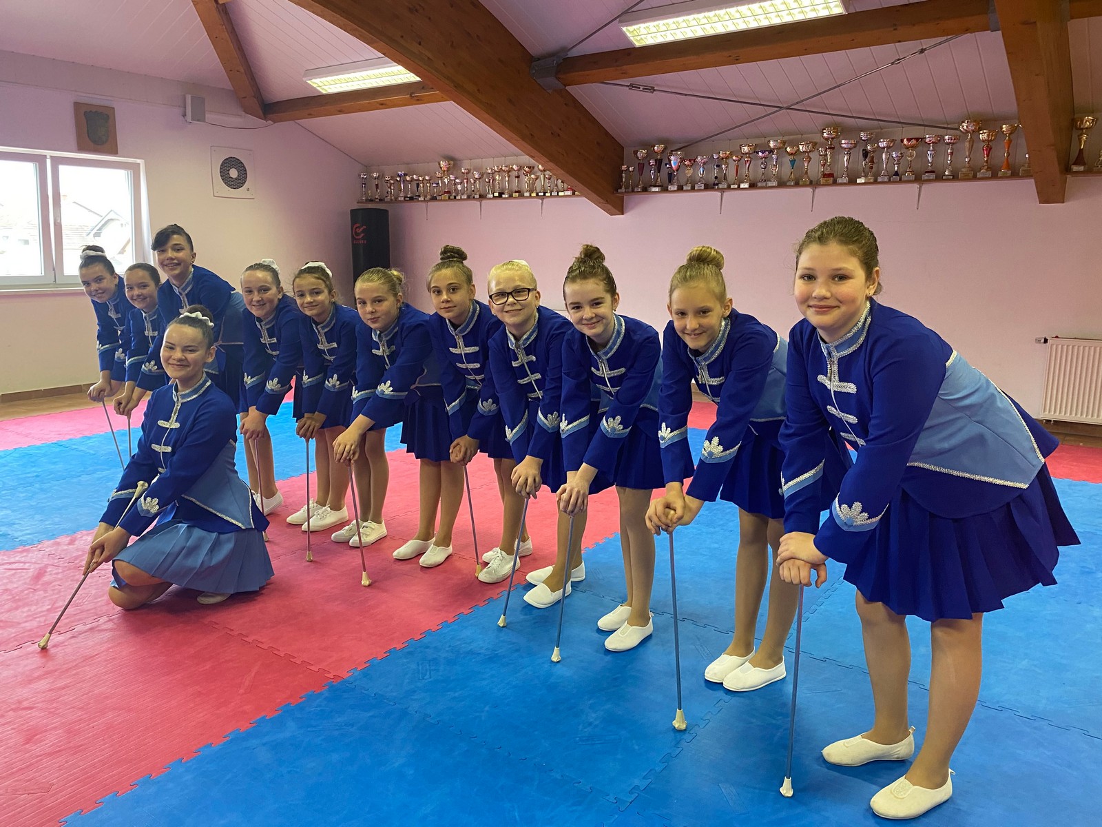 MAŽORETKINJE MALE SUBOTICE U novim uniformama do medalja!