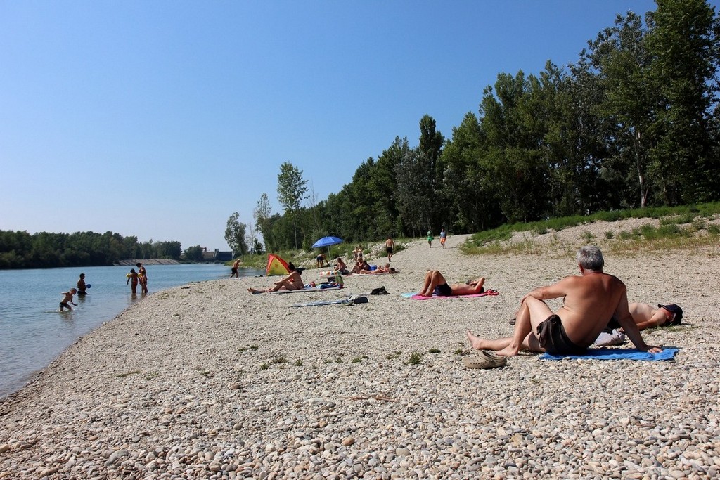 Međimurke i Međimurci spas od ljetnih vrućina potražili uz rijeku Dravu