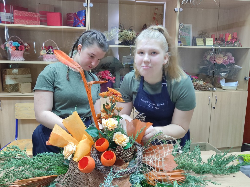 PRIGODNI ARANŽMANI Prodajna izložba aranžmana uoči Svih svetih u holu Gospodarske škole