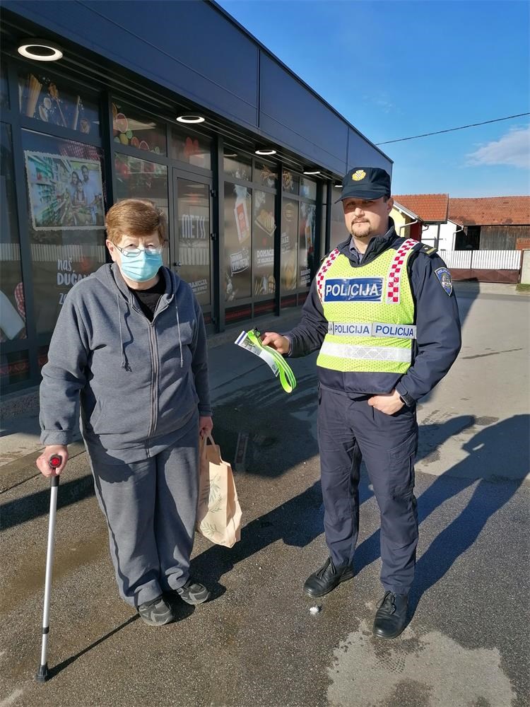 PREVENTIVNA AKCIJA Međimurska policija pješacima i biciklistima dijelila reflektirajuće trakice i letke