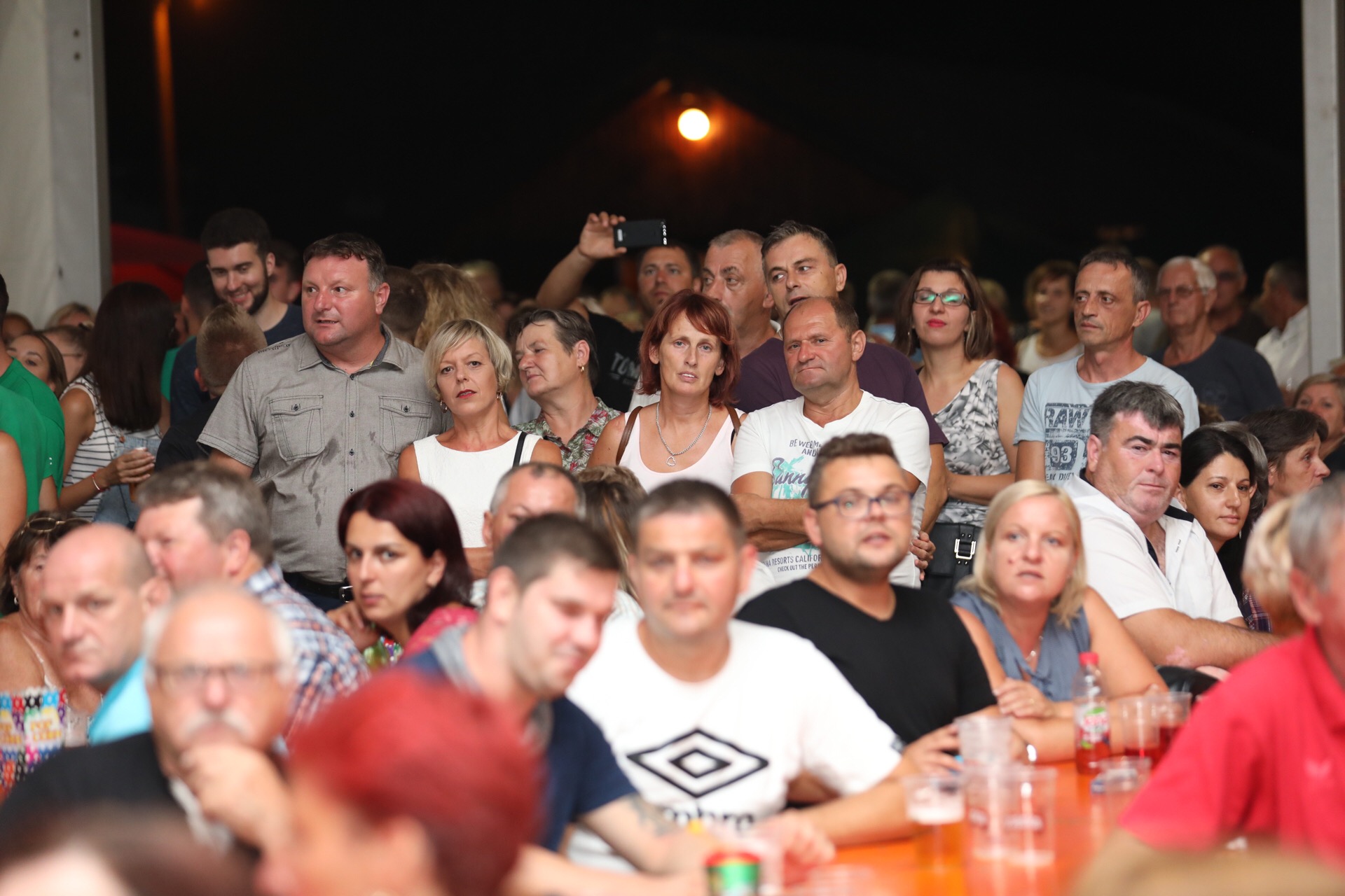 Mladen Grdović ispunio šator u Sv. Martinu na Muri, pjevalo se i plesalo uz njegove hitove Mladen Grdović ispunio šator u Sv. Martinu na Muri, pjevalo se i plesalo uz njegove hitove