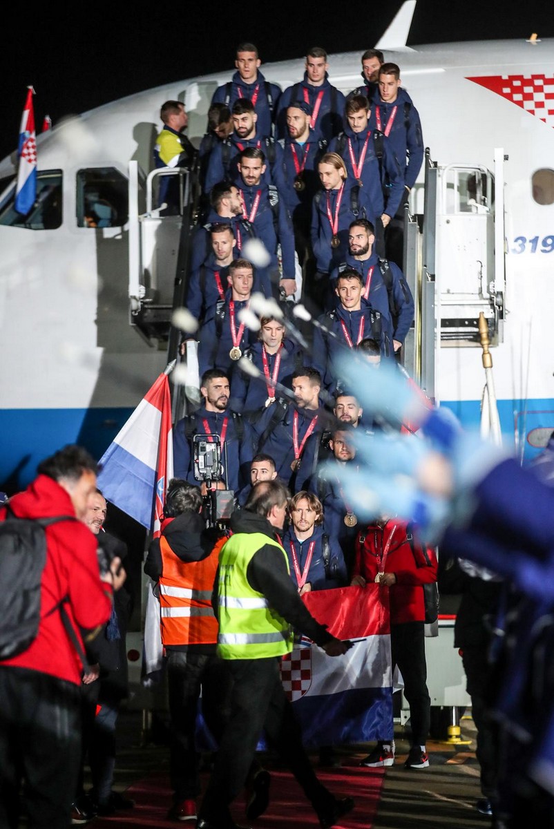 Vatreni u busu do Trga, pozdravljaju ih tisuće uz baklje, zastave i vatromet