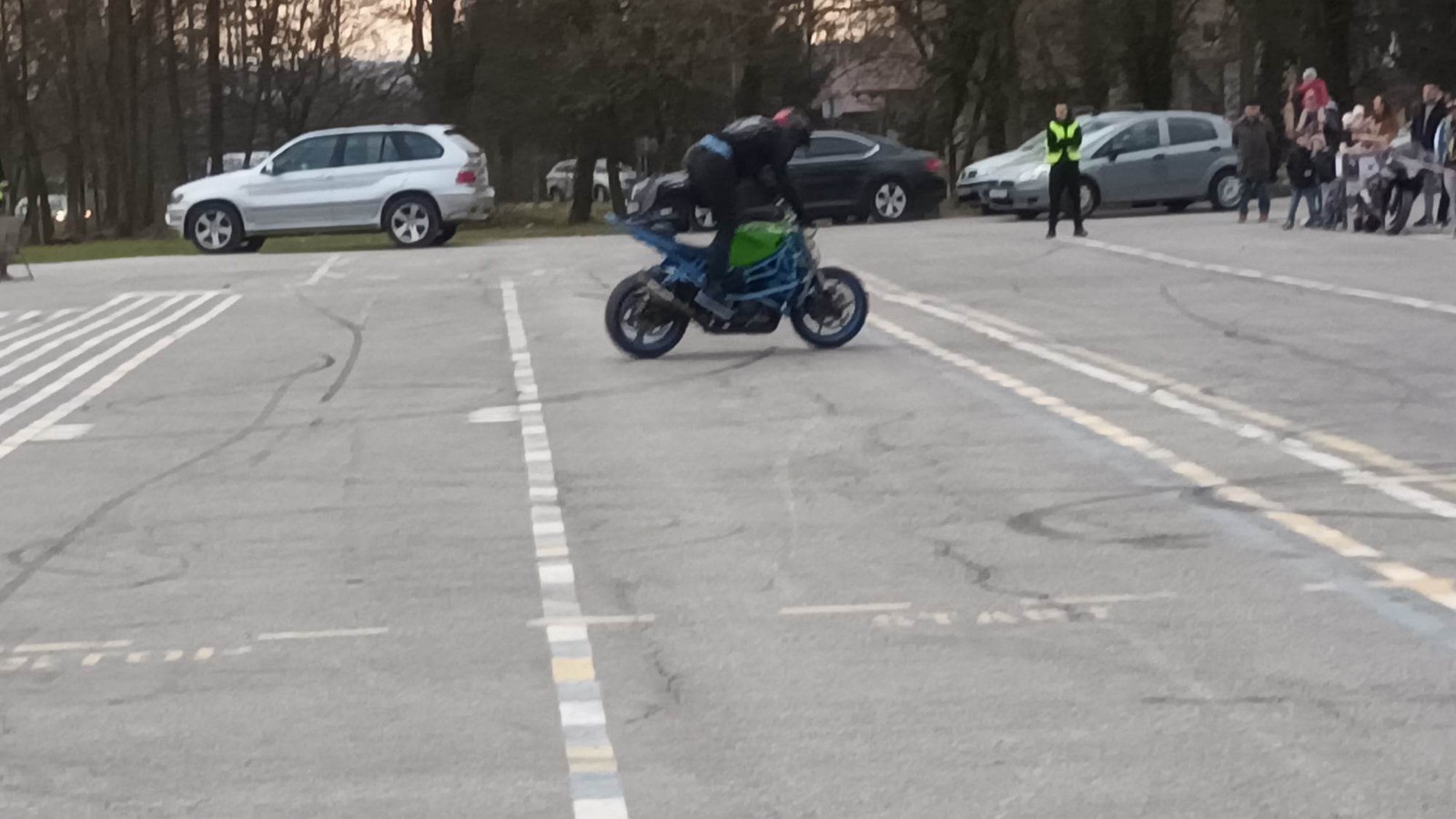 FOTO I VIDEO Akrobacije na motorima za malenu Lavu