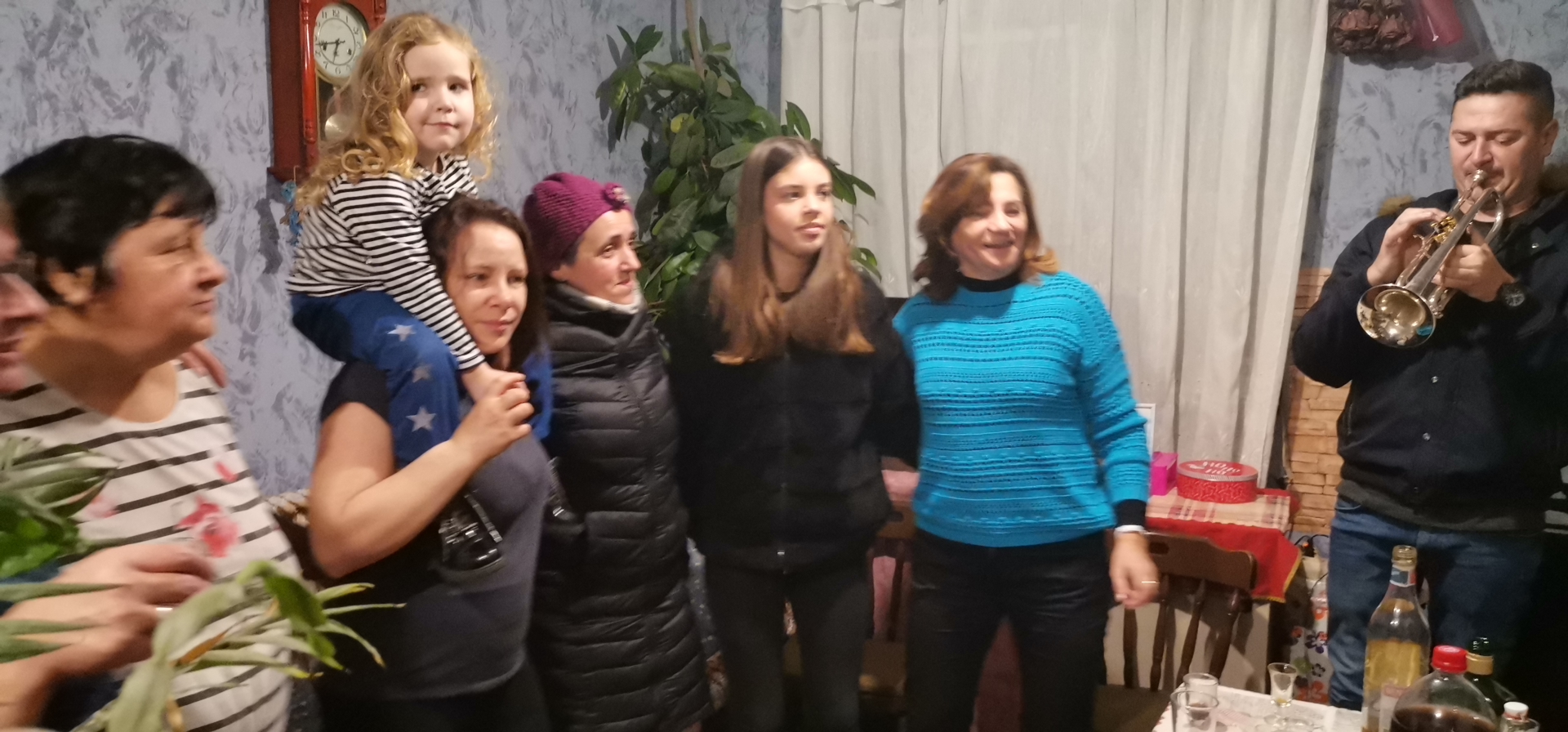 IZNENAĐENJE ZA 70. ROĐENDAN Ivana Novaka, dimnjačara iz Kuršanca, u rano jutro iznenadili njegovi najmiliji IZNENAĐENJE ZA 70. ROĐENDAN Ivana Novaka, dimnjačara iz Kuršanca, u rano jutro iznenadili njegovi najmiliji