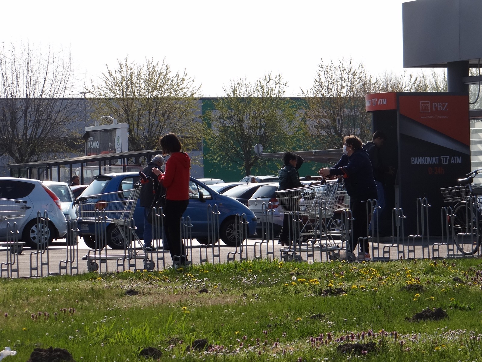 FOTO Veliki petak: Najveće gužve u Čakovcu pred trgovačkim centrima!
