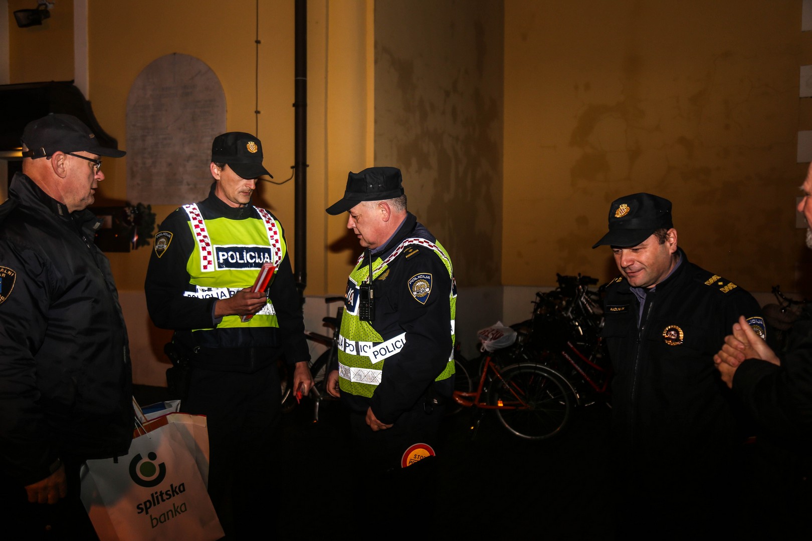 Policija u Prelogu vjernicima na izlasku iz crkve dijelila reflektirajuće materijale