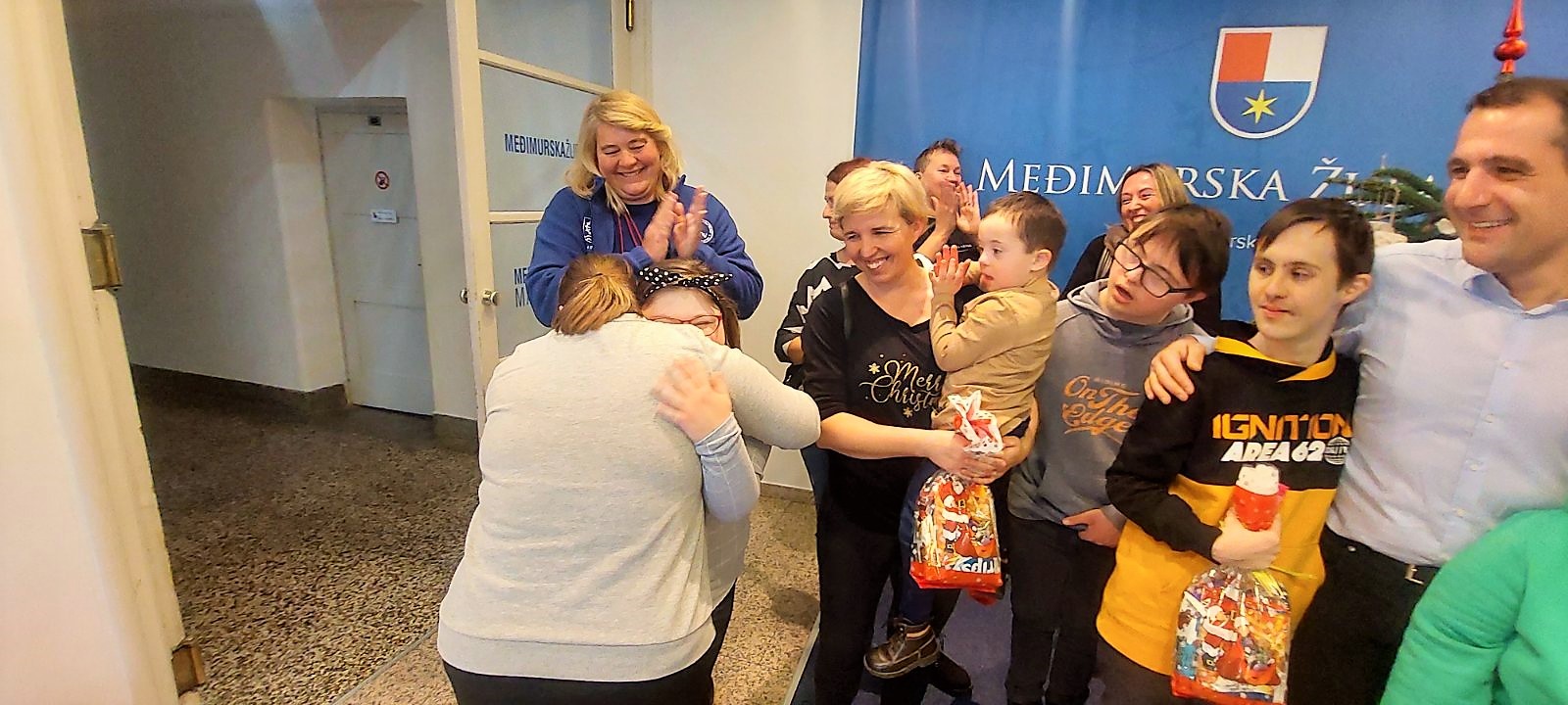 Kićenje božićne jelke