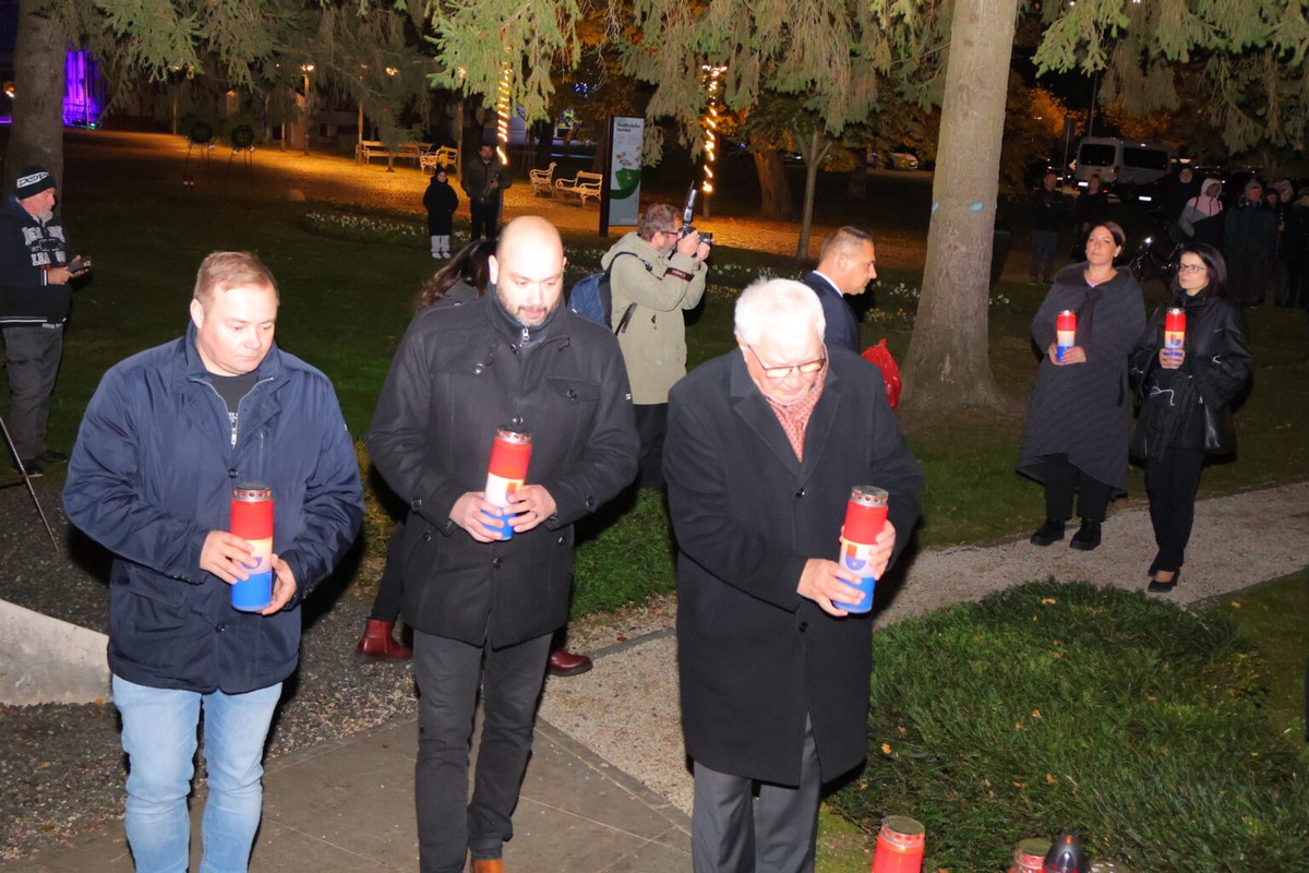DAN SJEĆANJA Čakovec se i ove godine dostojanstveno prisjetio žrtava Vukovara i Škrabrnje te obljetnice pogibije Nikole VII. Zrinskog DAN SJEĆANJA Čakovec se i ove godine dostojanstveno prisjetio žrtava Vukovara i Škrabrnje te obljetnice pogibije Nikole VII. Zrinskog