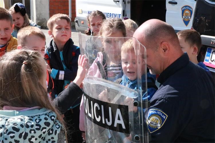 Zvjezdice posjetile Policijsku upravu međimursku