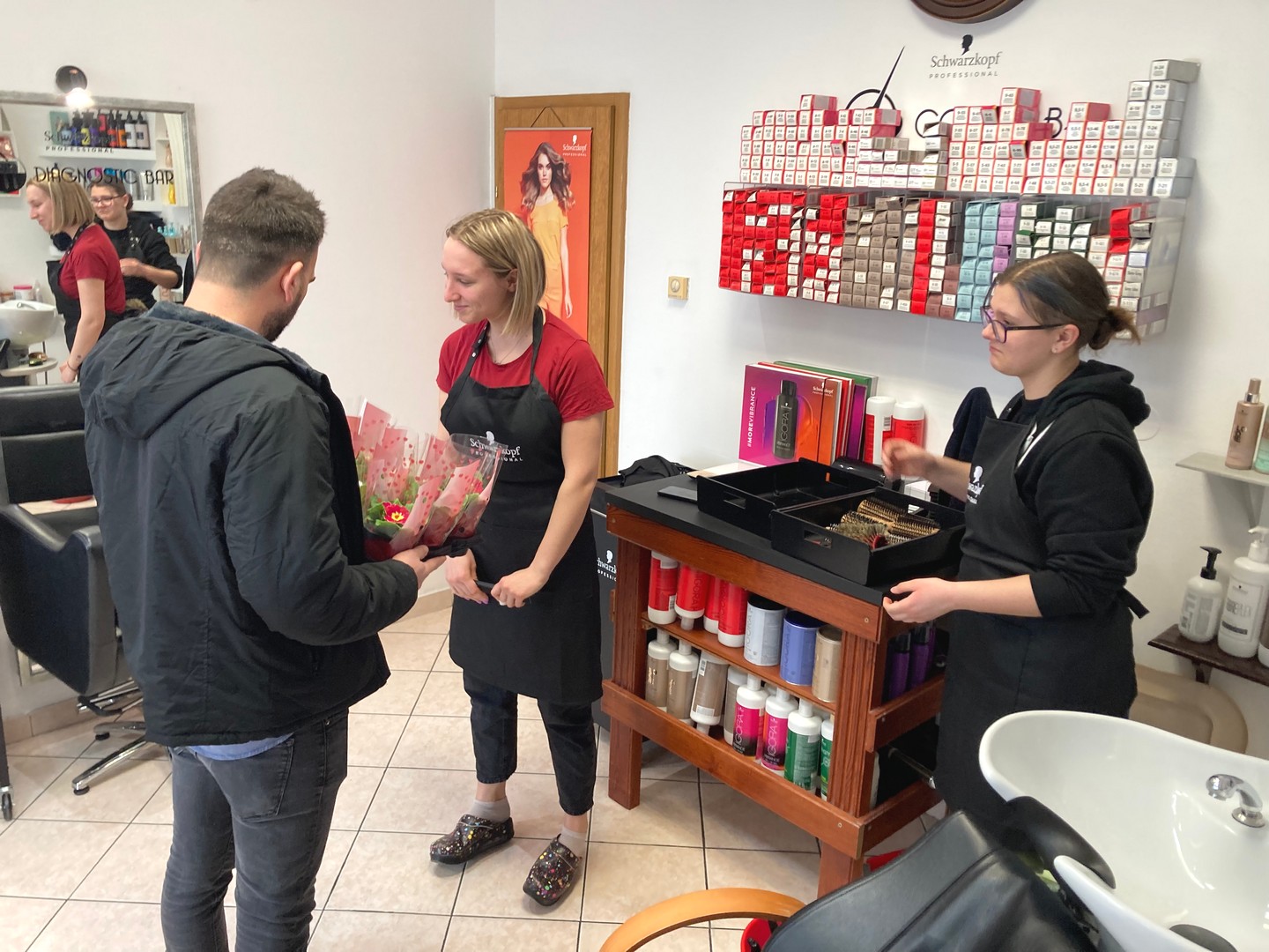 Načelnik Vratišinca Mihael Grbavec mještanke iznenadio jaglacima povodom Dana žena