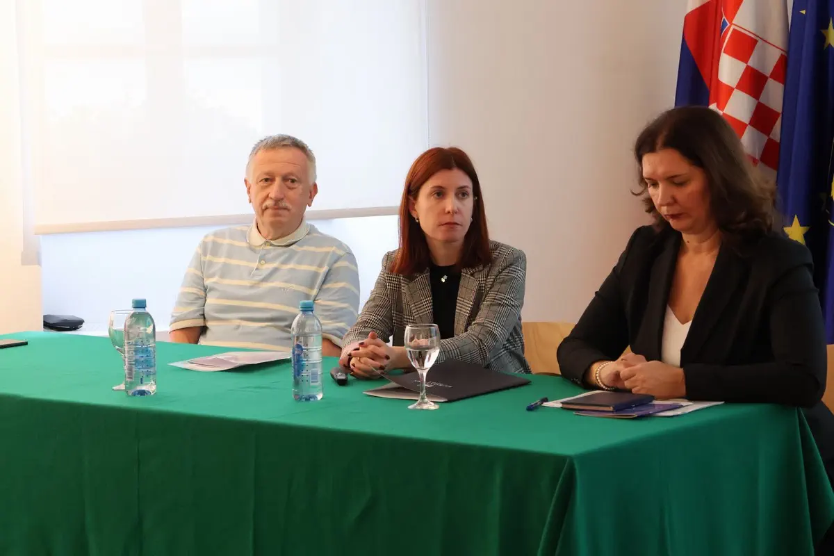 zamjenica predsjednice Povjerenstva Ines Pavlačić, savjetnici Filip Karažija i Igor Košutić te glasnogovornica Povjerenstva Mia Jurinić zamjenica predsjednice Povjerenstva Ines Pavlačić, savjetnici Filip Karažija i Igor Košutić te glasnogovornica Povjerenstva Mia Jurinić