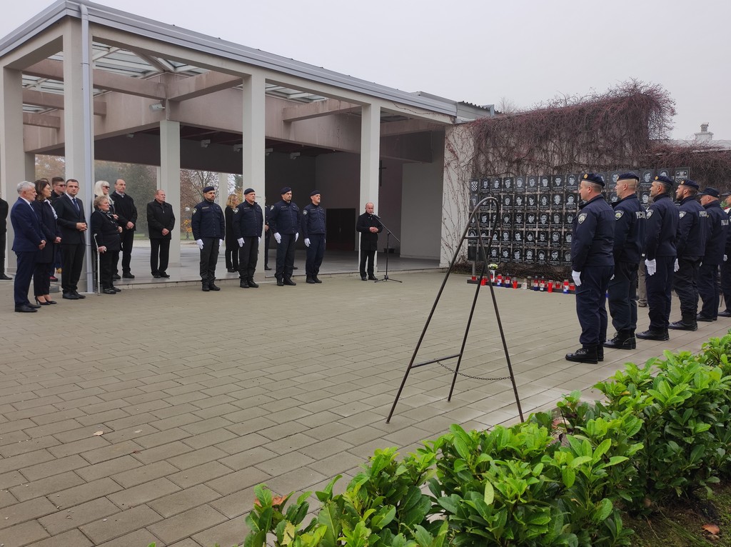 Polaganje vijenaca i paljenje svijeća uz blagdan Svih svetih