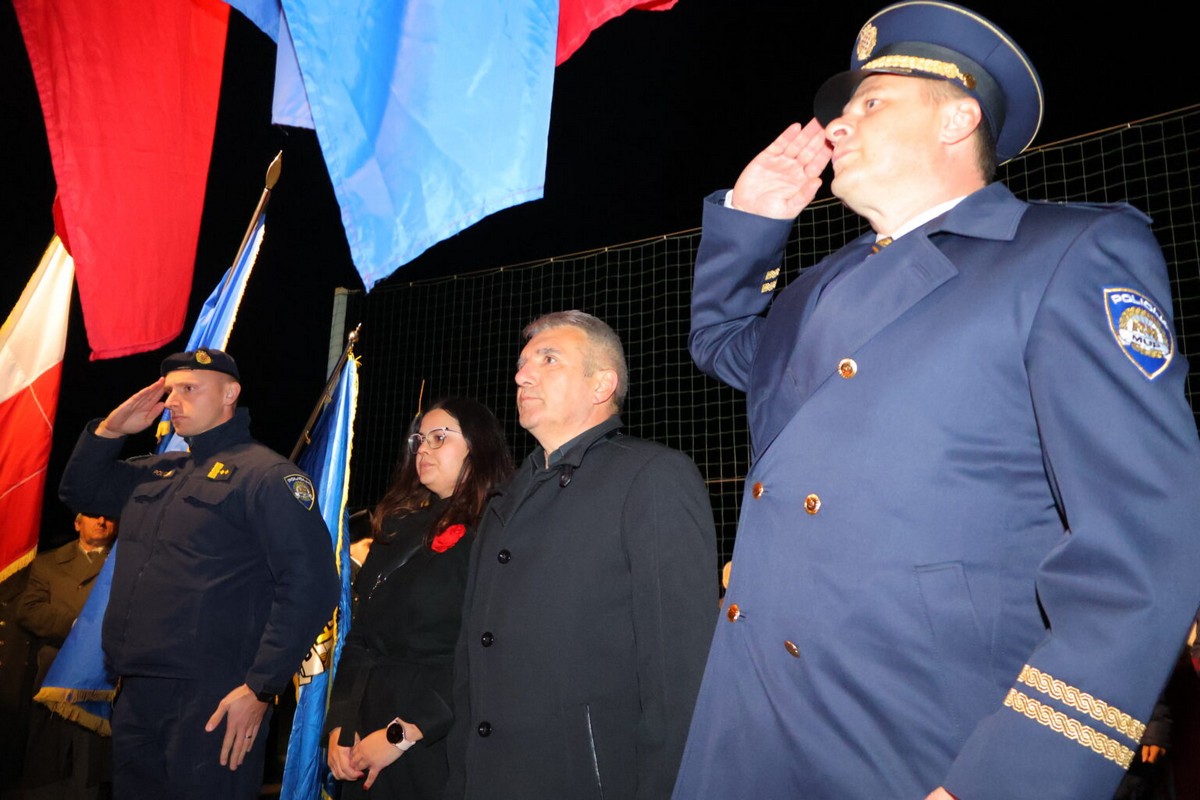 DAN SJEĆANJA Čakovec se i ove godine dostojanstveno prisjetio žrtava Vukovara i Škrabrnje te obljetnice pogibije Nikole VII. Zrinskog DAN SJEĆANJA Čakovec se i ove godine dostojanstveno prisjetio žrtava Vukovara i Škrabrnje te obljetnice pogibije Nikole VII. Zrinskog