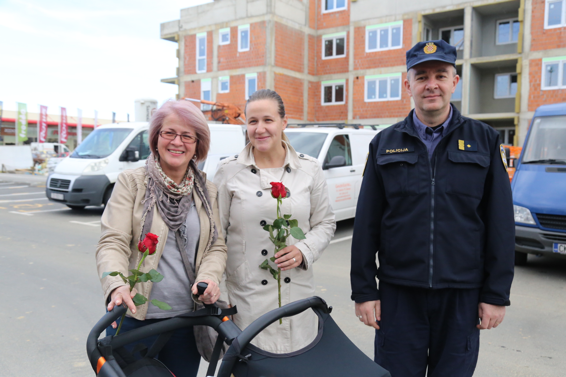 Međimurska policija cvijećem nagrađuje žene u prometu