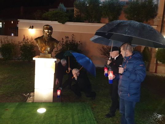 U Prelogu zapaljene svijeće kod biste dr. Franji Tuđmanu povodom godišnjice njegove smrti U Prelogu zapaljene svijeće kod biste dr. Franji Tuđmanu povodom godišnjice njegove smrti