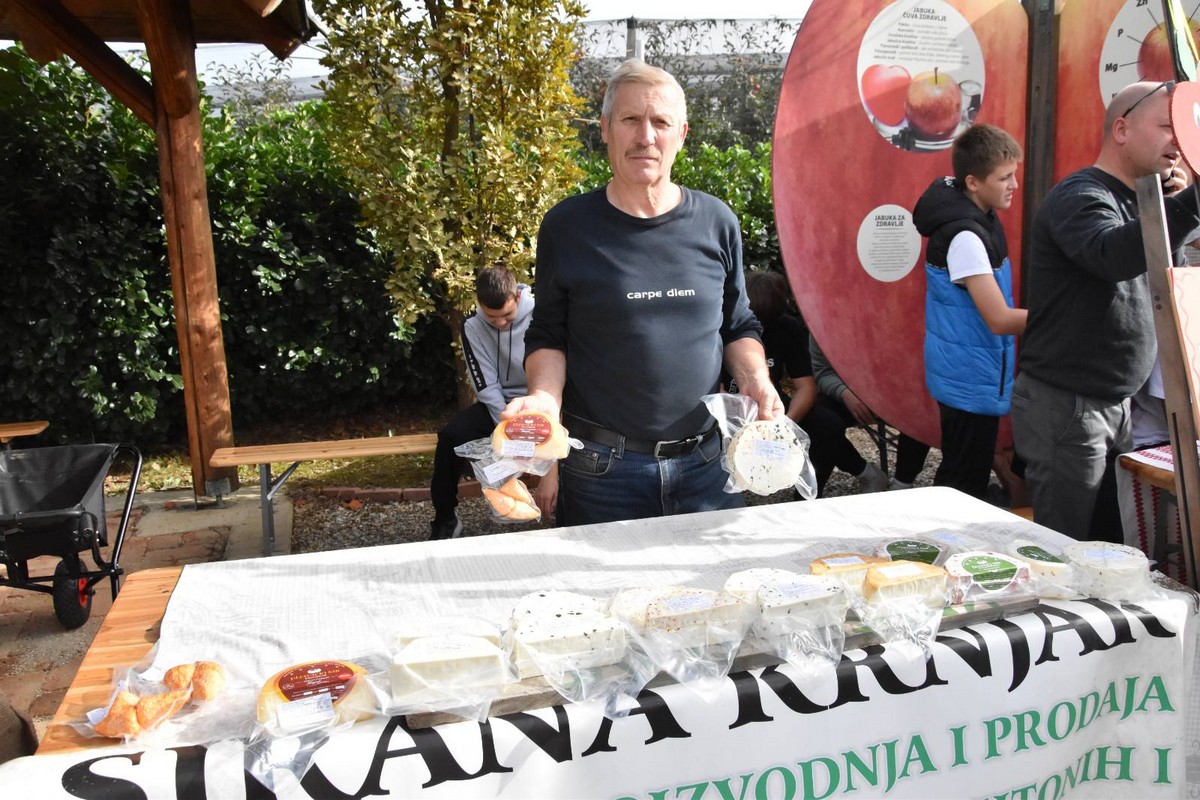 FOTO Ukusne i zdrave jabuke, zakuska i zabavni program za posjetitelje Izložbe starih i novijih sorti jabuka FOTO Ukusne i zdrave jabuke, zakuska i zabavni program za posjetitelje Izložbe starih i novijih sorti jabuka