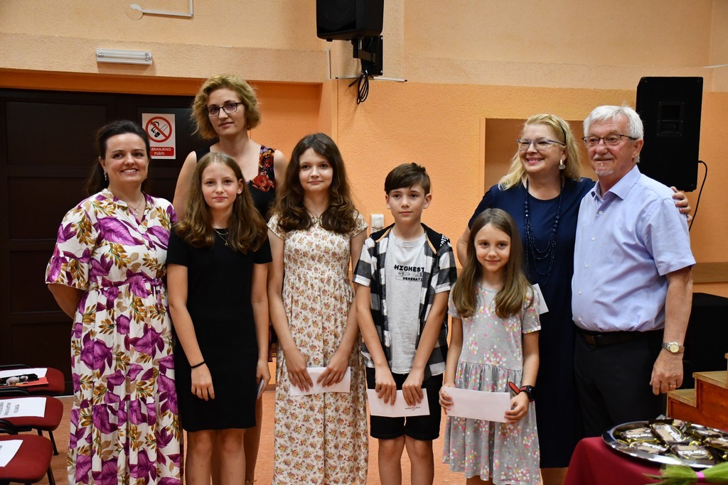 PRIJEM UČENIKA Učenici Osnovne škole Belica, sudionici županijskih i državnih natjecanja, na prijemu kod načelnika Taradija PRIJEM UČENIKA Učenici Osnovne škole Belica, sudionici županijskih i državnih natjecanja, na prijemu kod načelnika Taradija