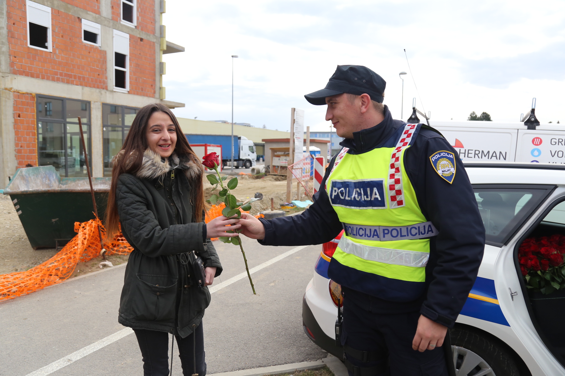 Međimurska policija cvijećem nagrađuje žene u prometu