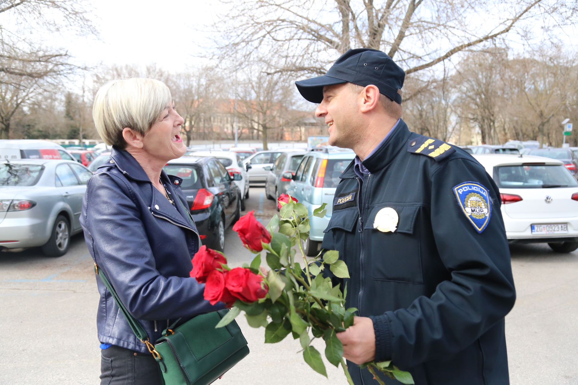 Međimurska policija cvijećem nagrađuje žene u prometu