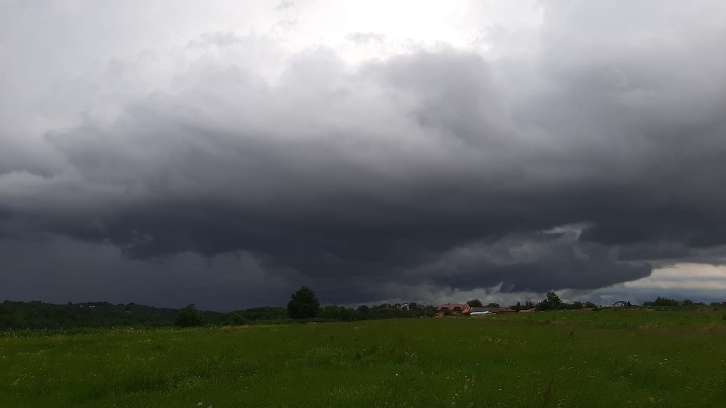 PROLOM OBLAKA Sve nas iznenadilo: U tren oka zamračilo se Međimurje, pada kiša, snažno grmi… PROLOM OBLAKA Sve nas iznenadilo: U tren oka zamračilo se Međimurje, pada kiša, snažno grmi…