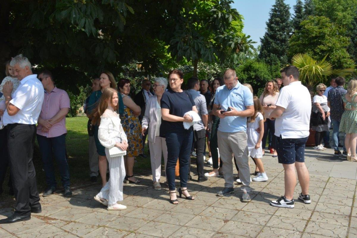 FOTO Donja Dubrava: 13 mladih župljana primilo sakrament Svete potvrde