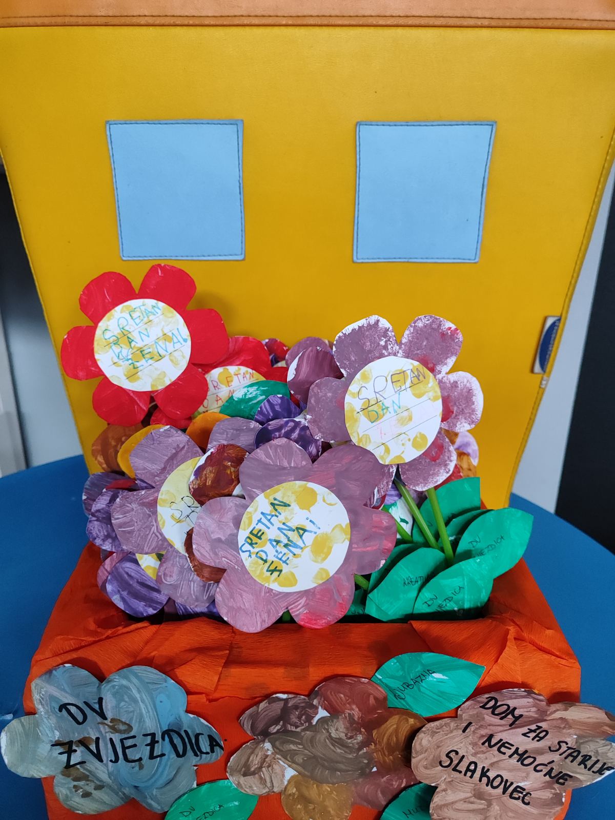 Mališani iz vrtića Zvončić Nedelišće izradili cvjetiće pa razveselili starije i nemoćne Mališani iz vrtića Zvončić Nedelišće izradili cvjetiće pa razveselili starije i nemoćne