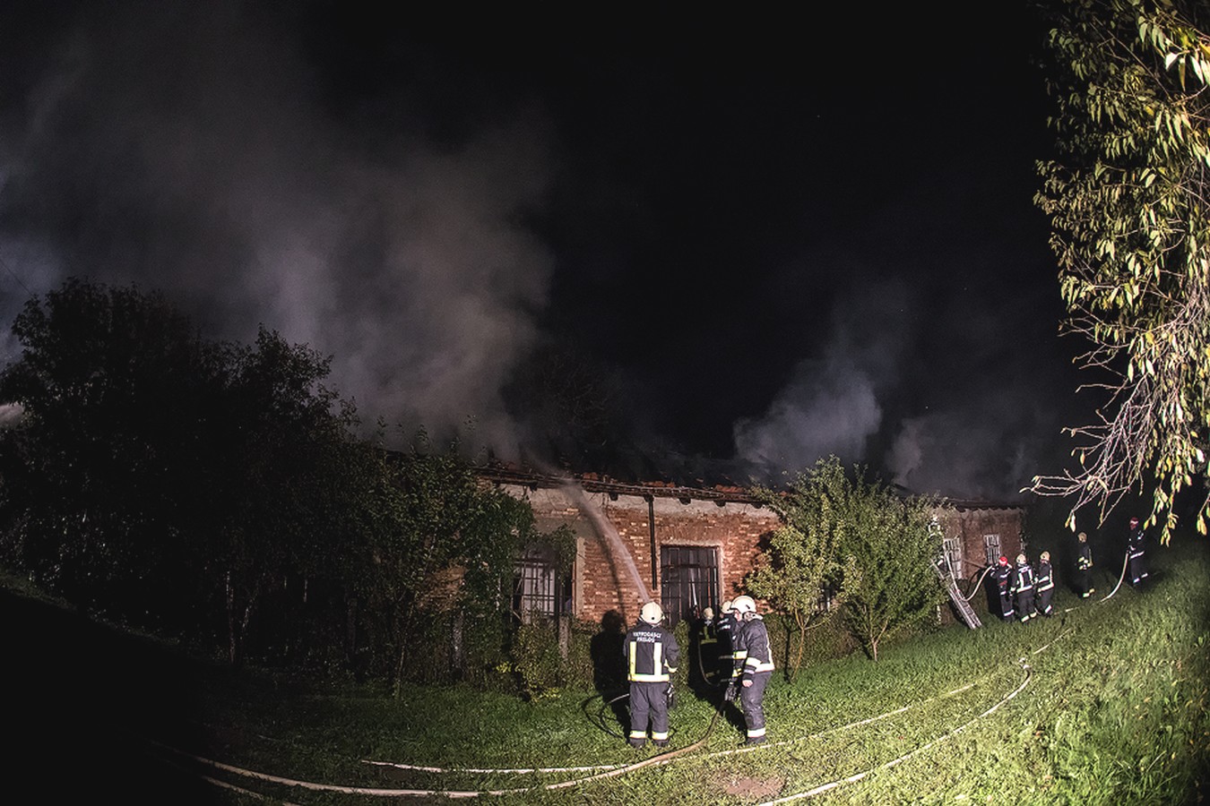 POŽAR U PRELOGU Brojni vatrogasci borili se s požarom bivšeg skladišta